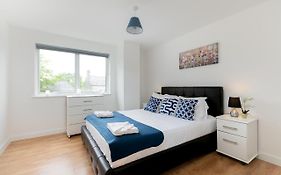 Skyvillion - Cozy Apartments In Enfield Town With Free Parking & Wifi
