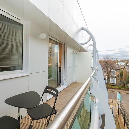 Skyvillion - Cozy Apartments In Enfield Town With Free Parking & Wifi Exterior photo