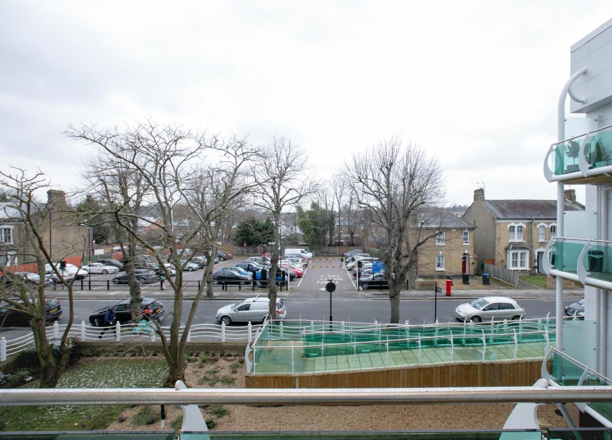 Skyvillion - Cozy Apartments In Enfield Town With Free Parking & Wifi Exterior photo