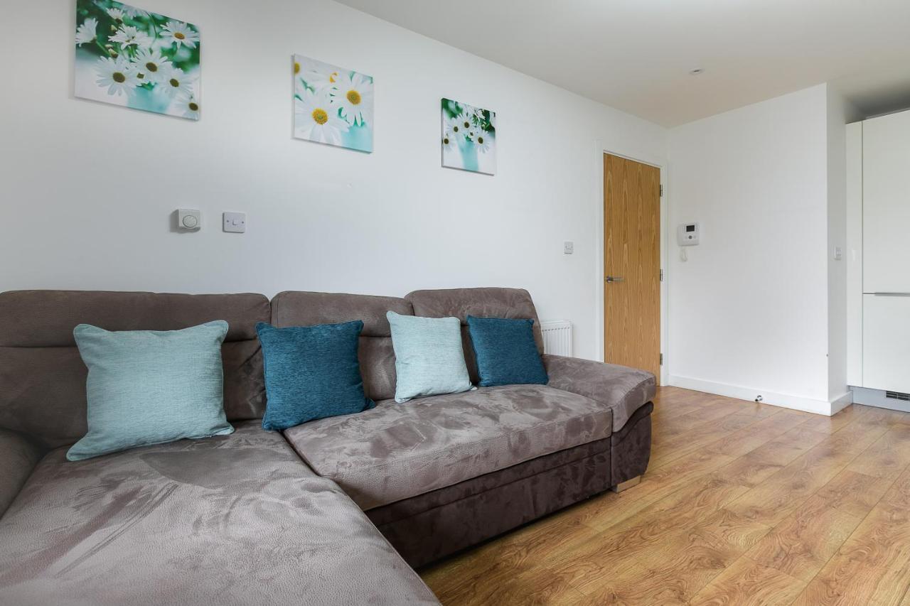 Skyvillion - Cozy Apartments In Enfield Town With Free Parking & Wifi Exterior photo
