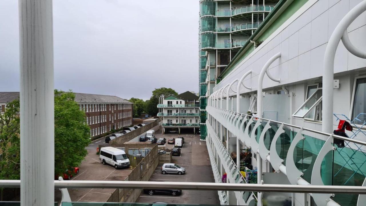 Skyvillion - Cozy Apartments In Enfield Town With Free Parking & Wifi Exterior photo
