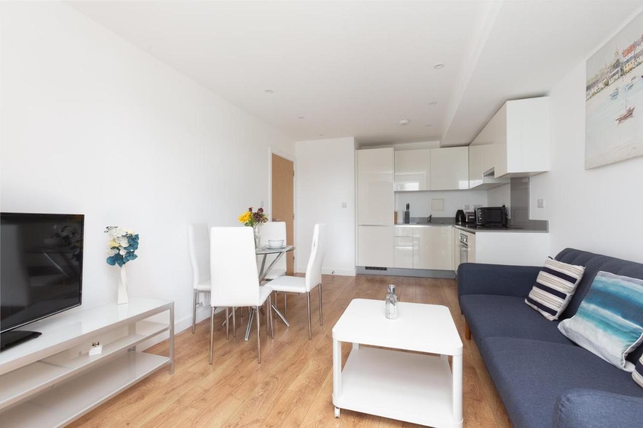 Skyvillion - Cozy Apartments In Enfield Town With Free Parking & Wifi Exterior photo