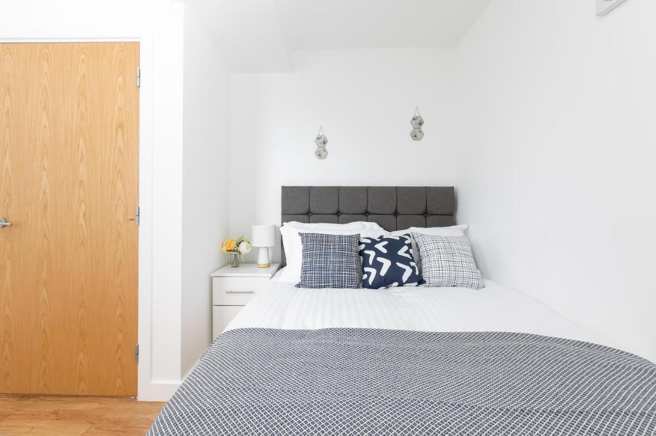 Skyvillion - Cozy Apartments In Enfield Town With Free Parking & Wifi Exterior photo