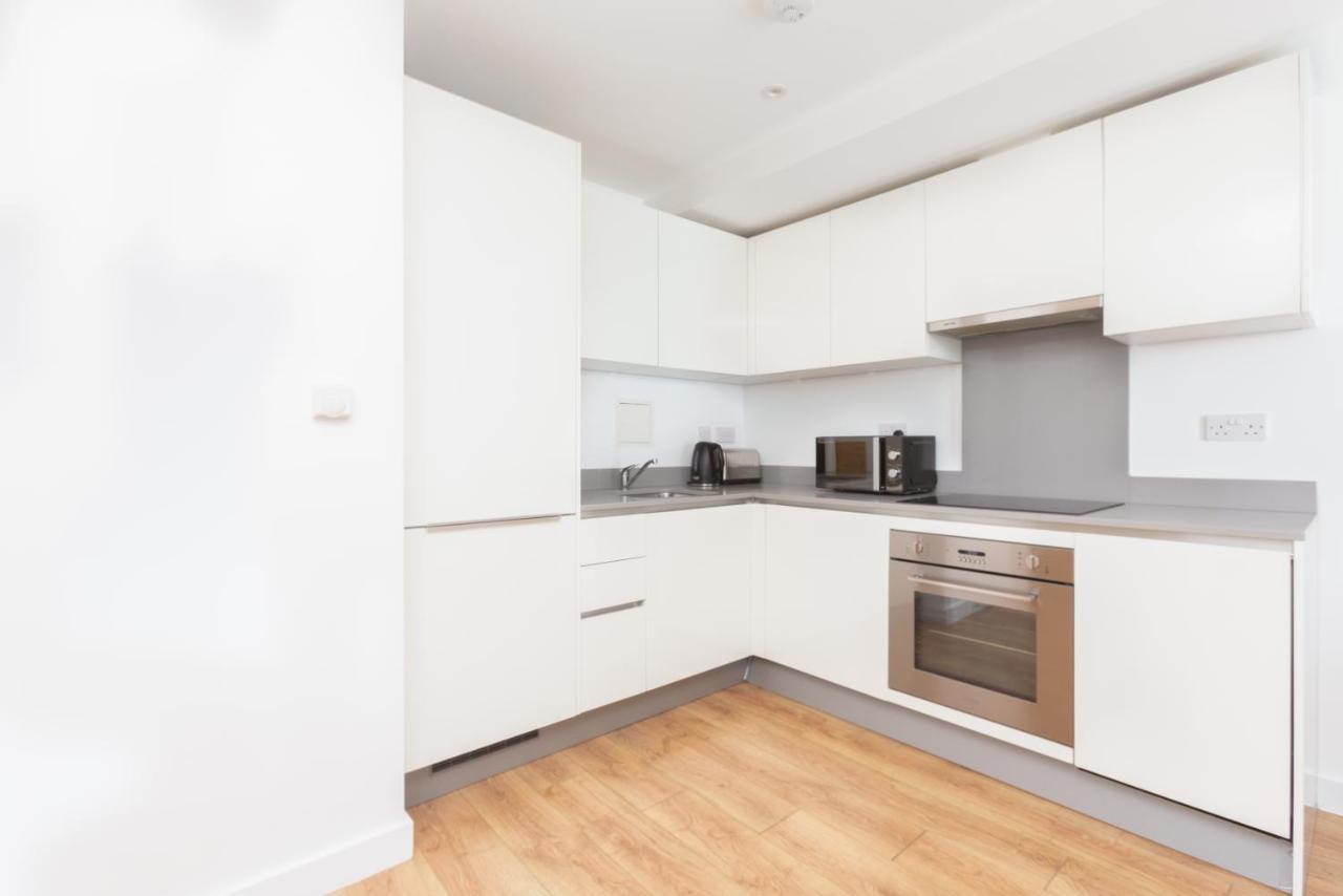 Skyvillion - Cozy Apartments In Enfield Town With Free Parking & Wifi Exterior photo