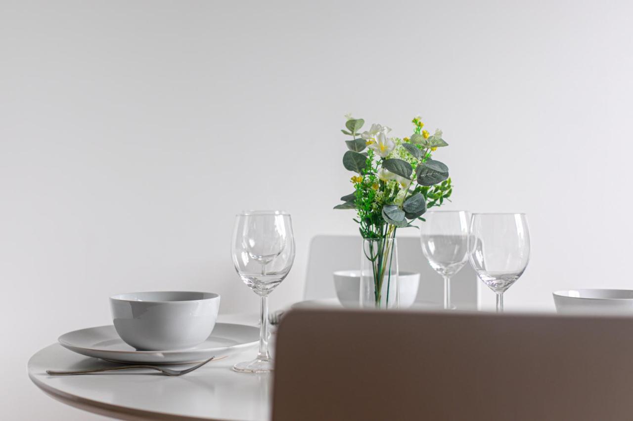 Skyvillion - Cozy Apartments In Enfield Town With Free Parking & Wifi Exterior photo