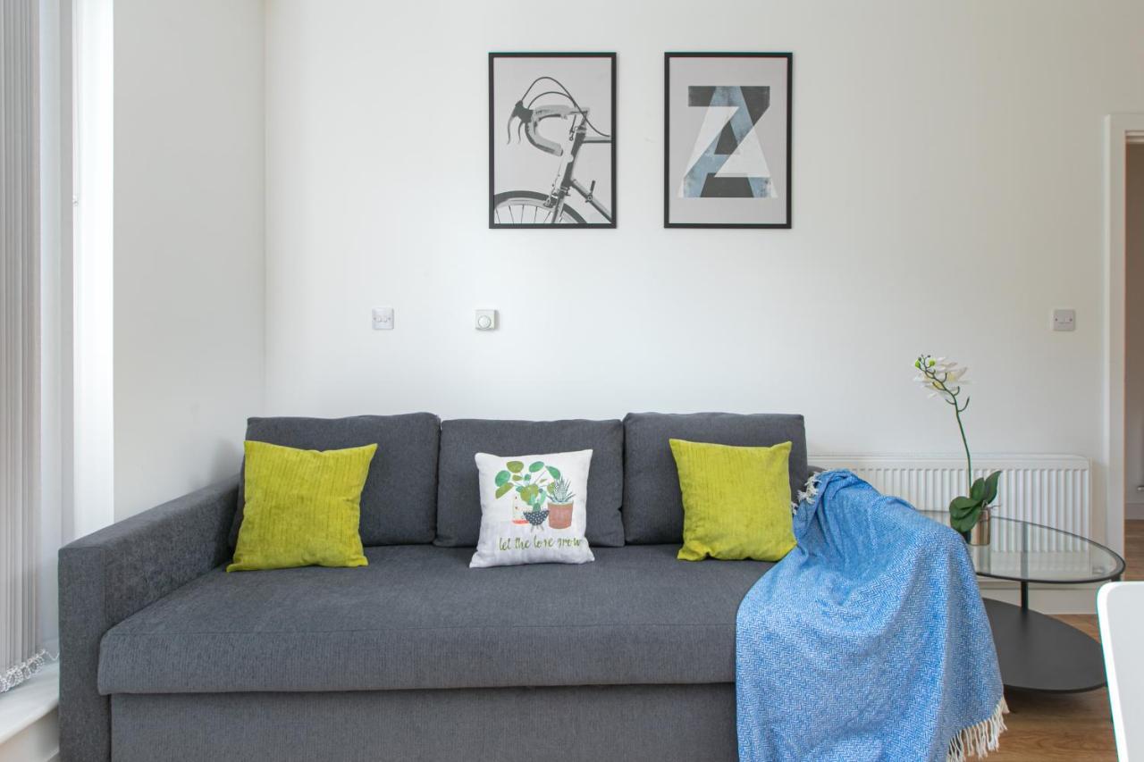 Skyvillion - Cozy Apartments In Enfield Town With Free Parking & Wifi Exterior photo
