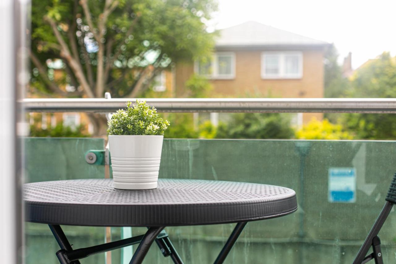 Skyvillion - Cozy Apartments In Enfield Town With Free Parking & Wifi Exterior photo