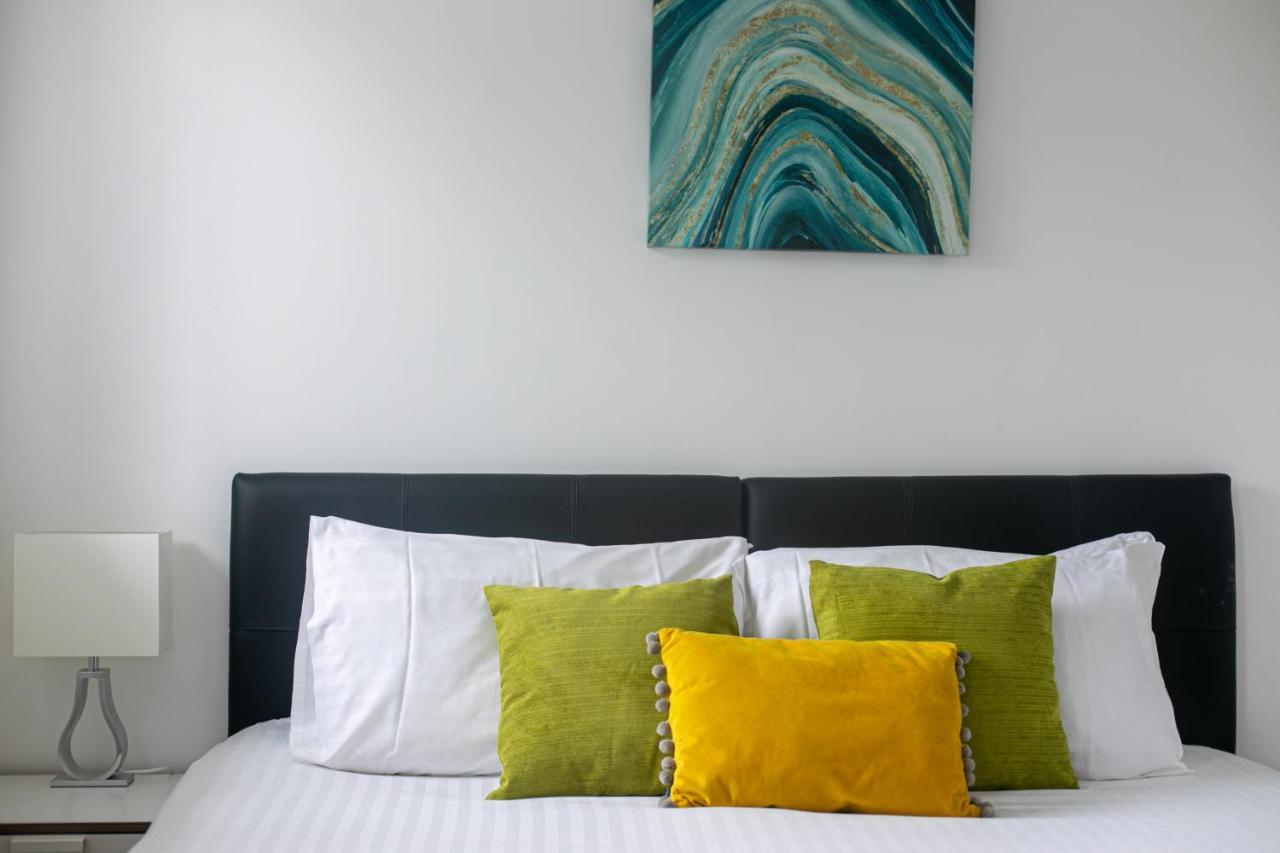 Skyvillion - Cozy Apartments In Enfield Town With Free Parking & Wifi Exterior photo