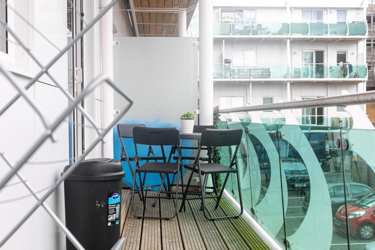 Skyvillion - Cozy Apartments In Enfield Town With Free Parking & Wifi Exterior photo