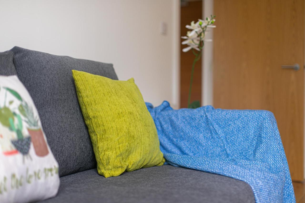 Skyvillion - Cozy Apartments In Enfield Town With Free Parking & Wifi Exterior photo