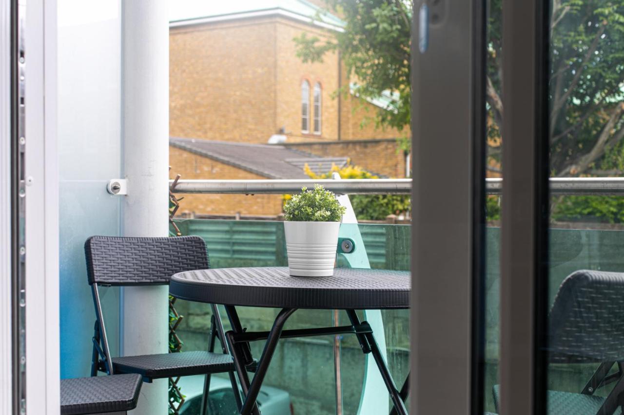 Skyvillion - Cozy Apartments In Enfield Town With Free Parking & Wifi Exterior photo