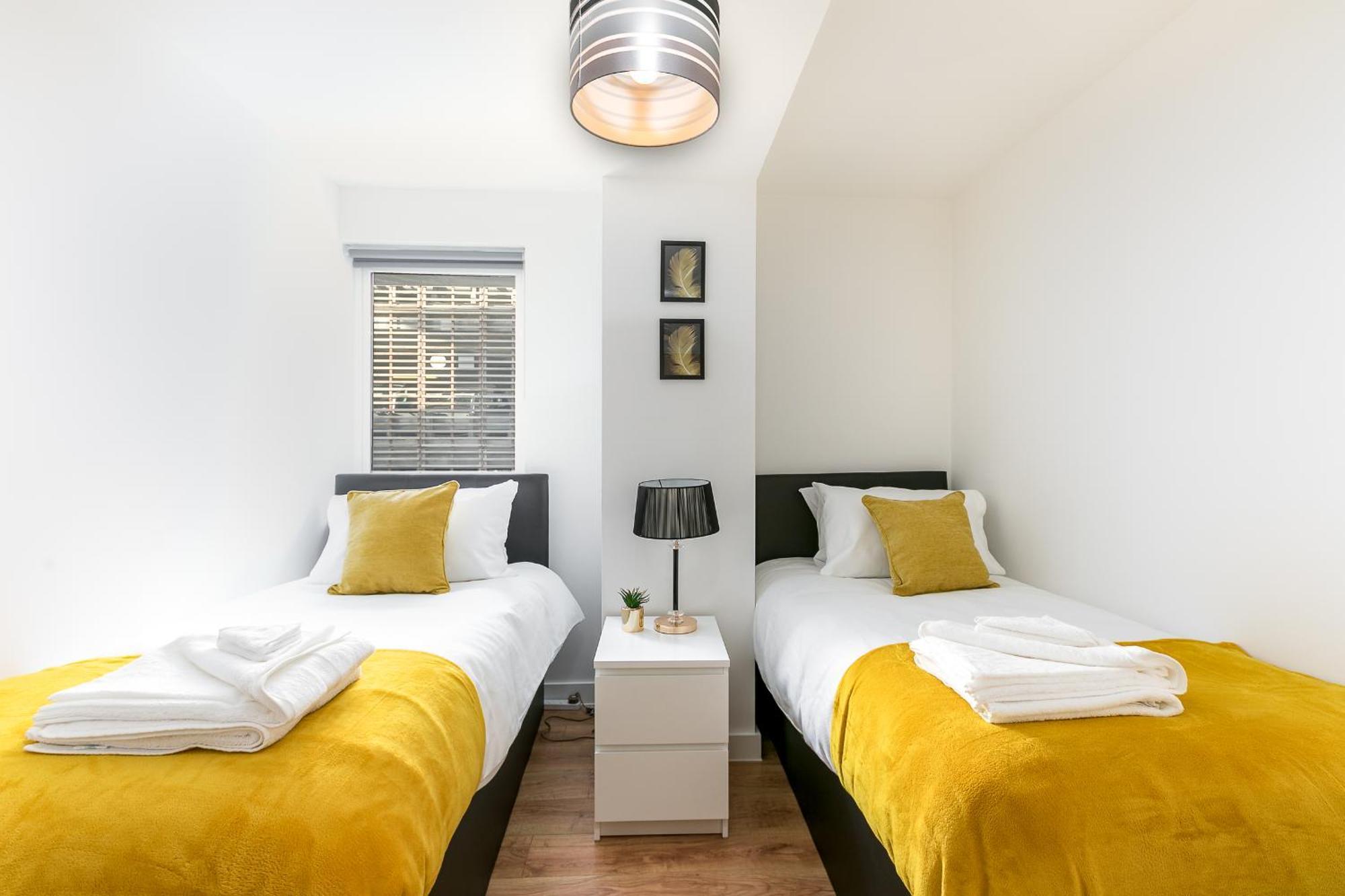 Skyvillion - Cozy Apartments In Enfield Town With Free Parking & Wifi Exterior photo