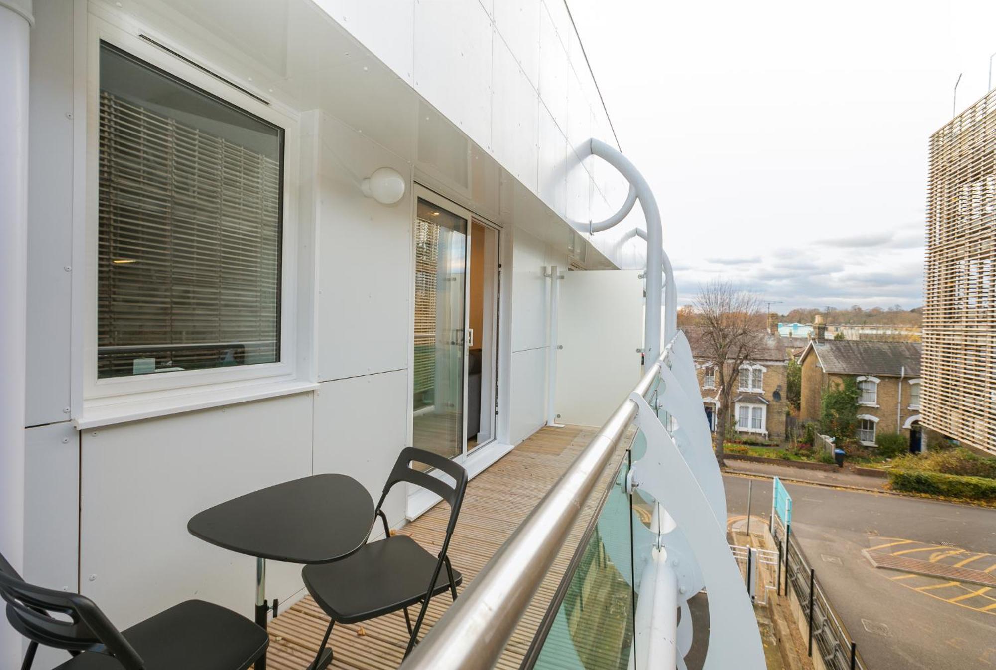 Skyvillion - Cozy Apartments In Enfield Town With Free Parking & Wifi Exterior photo