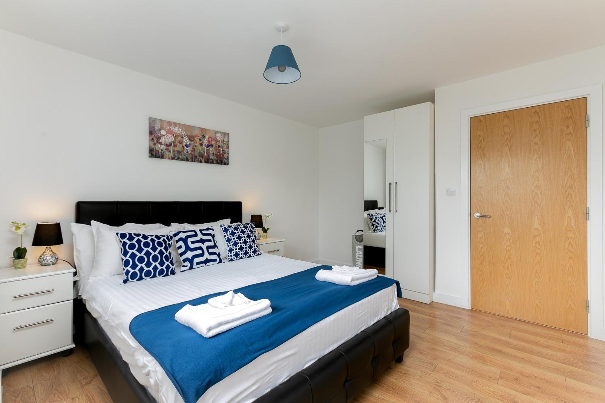 Skyvillion - Cozy Apartments In Enfield Town With Free Parking & Wifi Exterior photo
