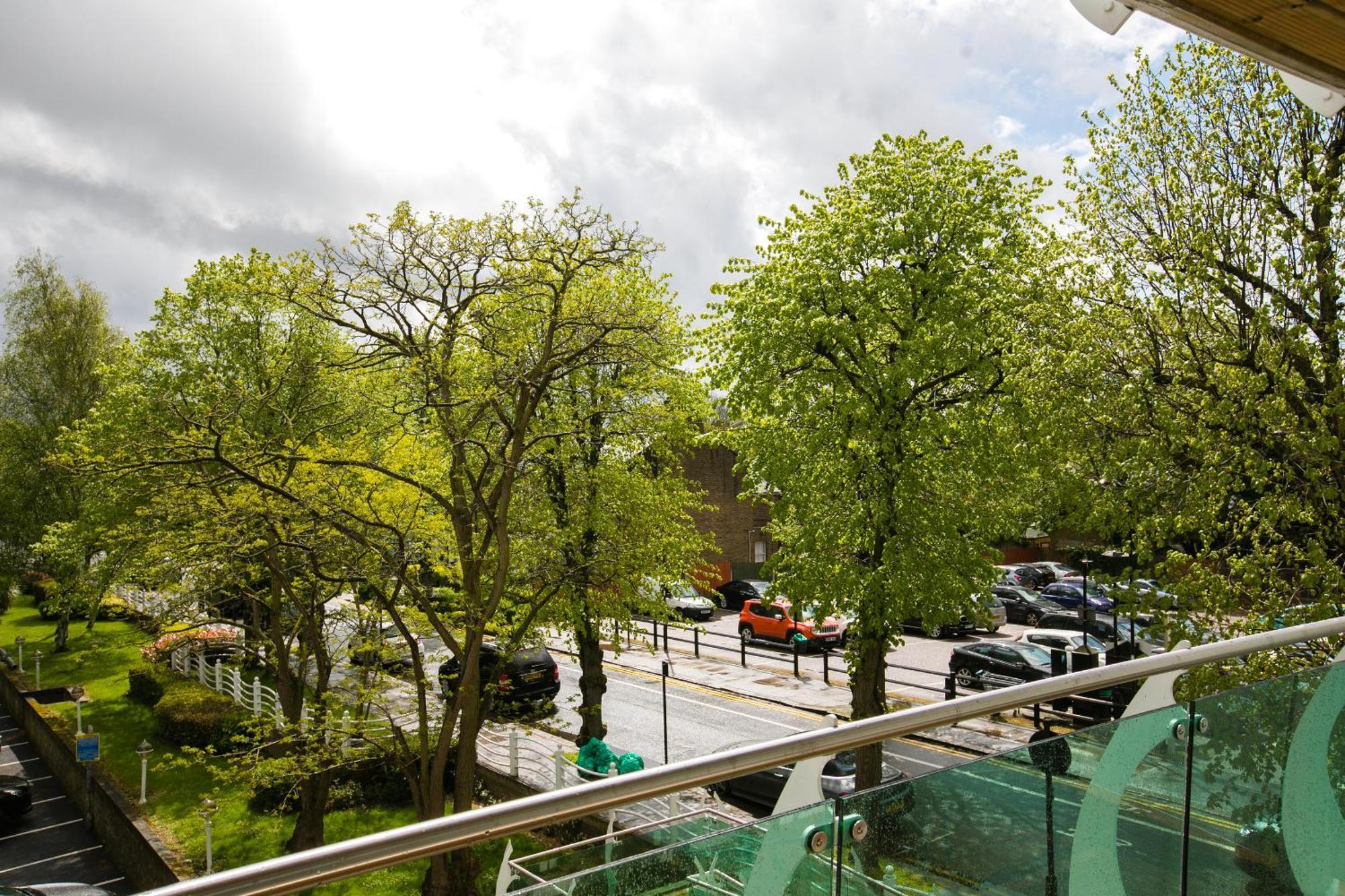 Skyvillion - Cozy Apartments In Enfield Town With Free Parking & Wifi Exterior photo