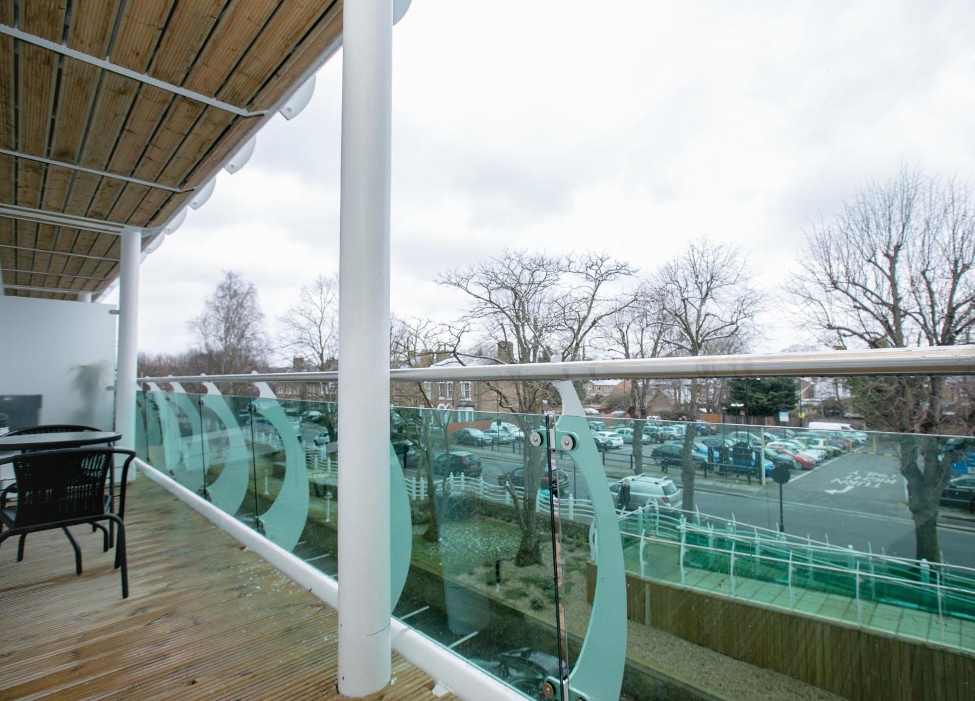 Skyvillion - Cozy Apartments In Enfield Town With Free Parking & Wifi Exterior photo