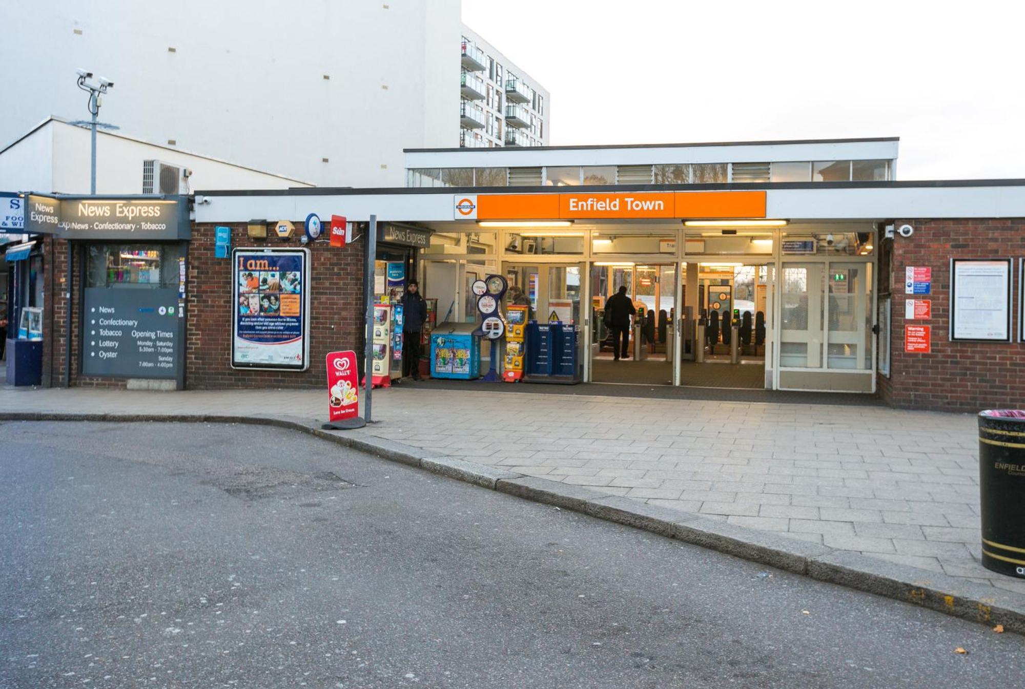 Skyvillion - Cozy Apartments In Enfield Town With Free Parking & Wifi Exterior photo