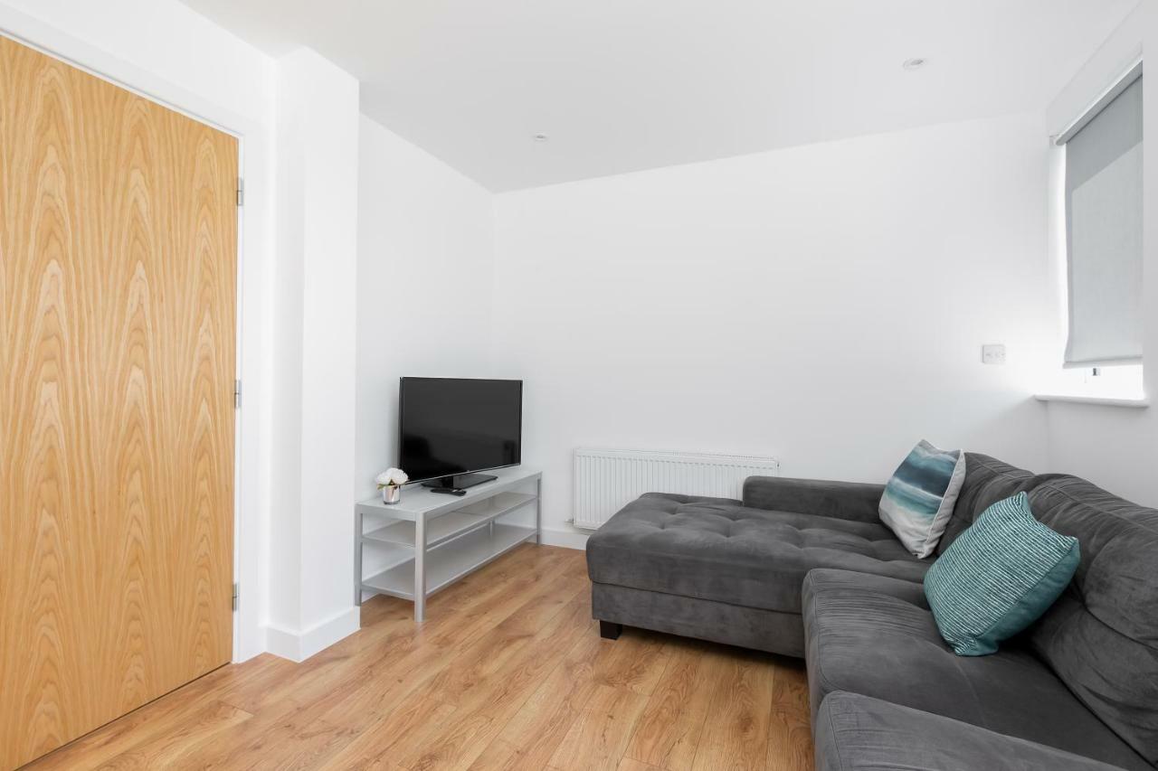 Skyvillion - Cozy Apartments In Enfield Town With Free Parking & Wifi Exterior photo