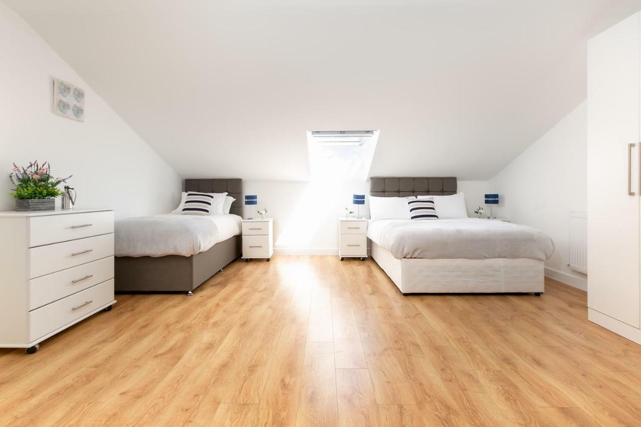 Skyvillion - Cozy Apartments In Enfield Town With Free Parking & Wifi Exterior photo