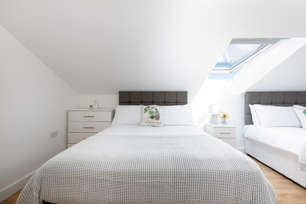 Skyvillion - Cozy Apartments In Enfield Town With Free Parking & Wifi Exterior photo