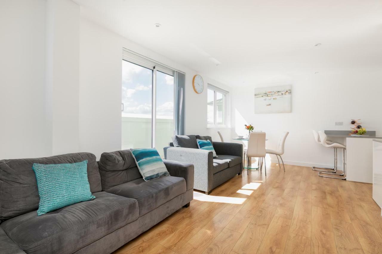 Skyvillion - Cozy Apartments In Enfield Town With Free Parking & Wifi Exterior photo