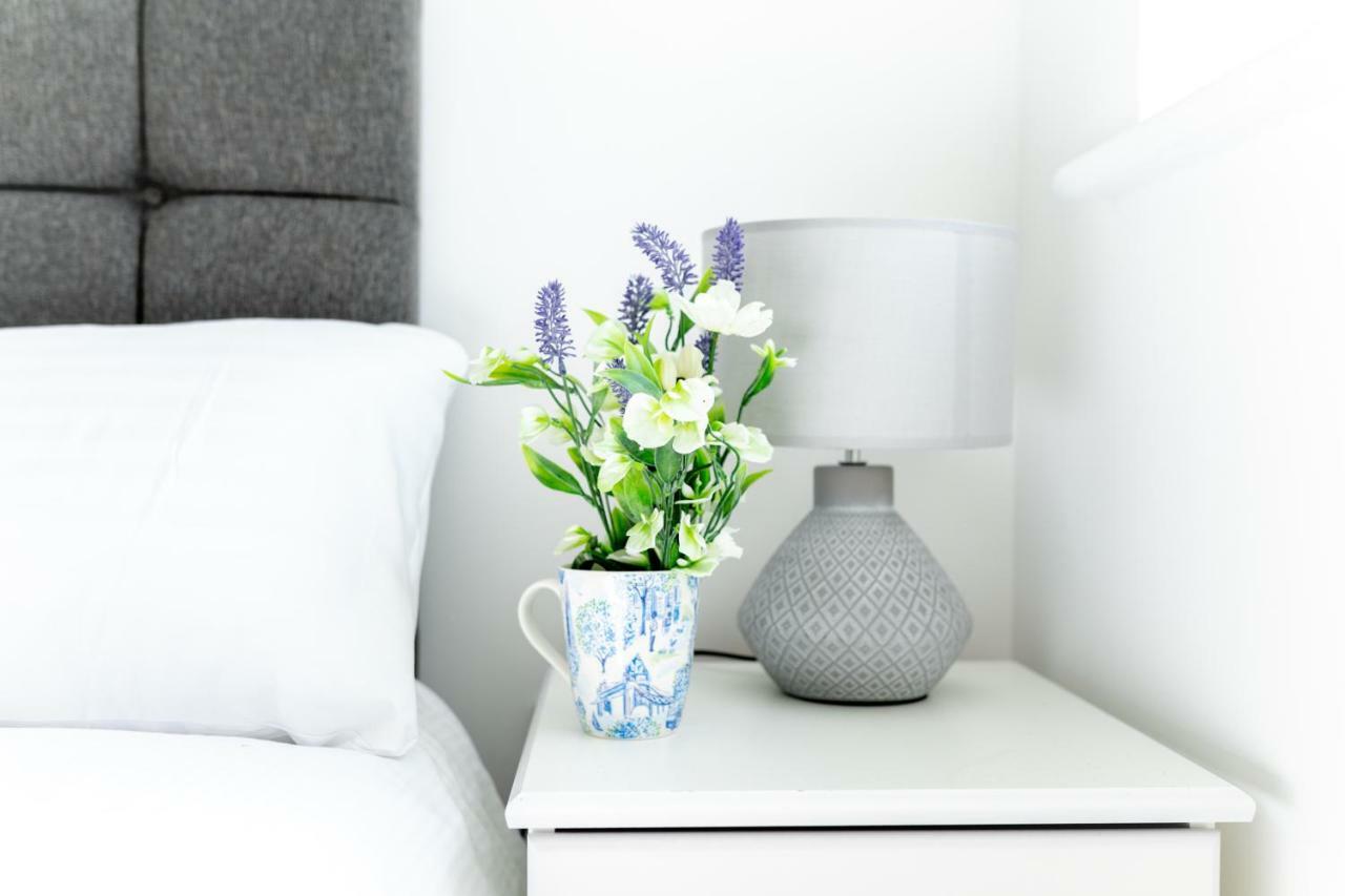 Skyvillion - Cozy Apartments In Enfield Town With Free Parking & Wifi Exterior photo