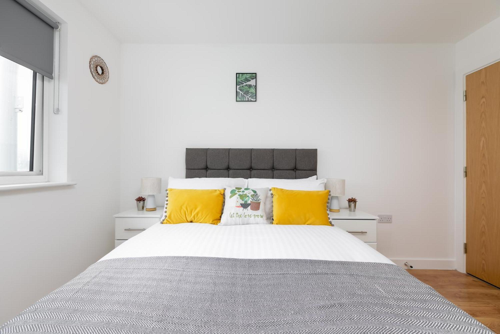 Skyvillion - Cozy Apartments In Enfield Town With Free Parking & Wifi Exterior photo